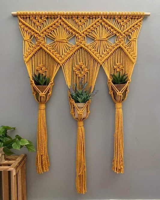 Lady Katrina -Kathline SALVANT Plante en macramé suspendue -30" x 24" | 5 ½"D x 4"H chaque pot - fait à la main à partir d'Haïti